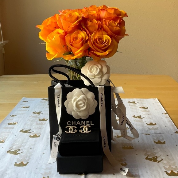 ⭐️ CHANEL CC EARRINGS WITH STARS ⭐️ NWT ⭐️ - Picture 4 of 16